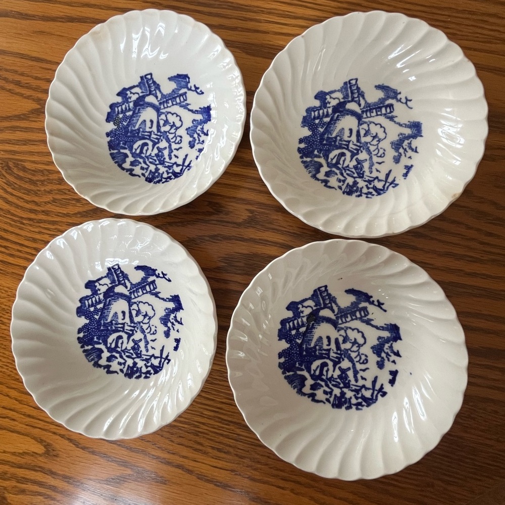 Set of 4 Royal China small dessert bowls